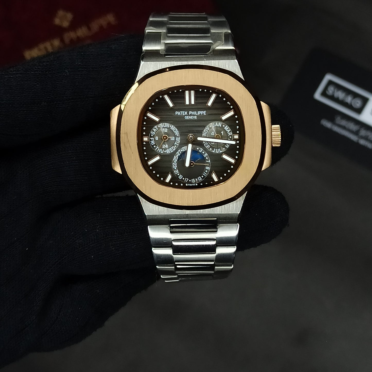 Patek Philippe Nautilus Auto | Silver Chain | Moon phase | Blackish Dial