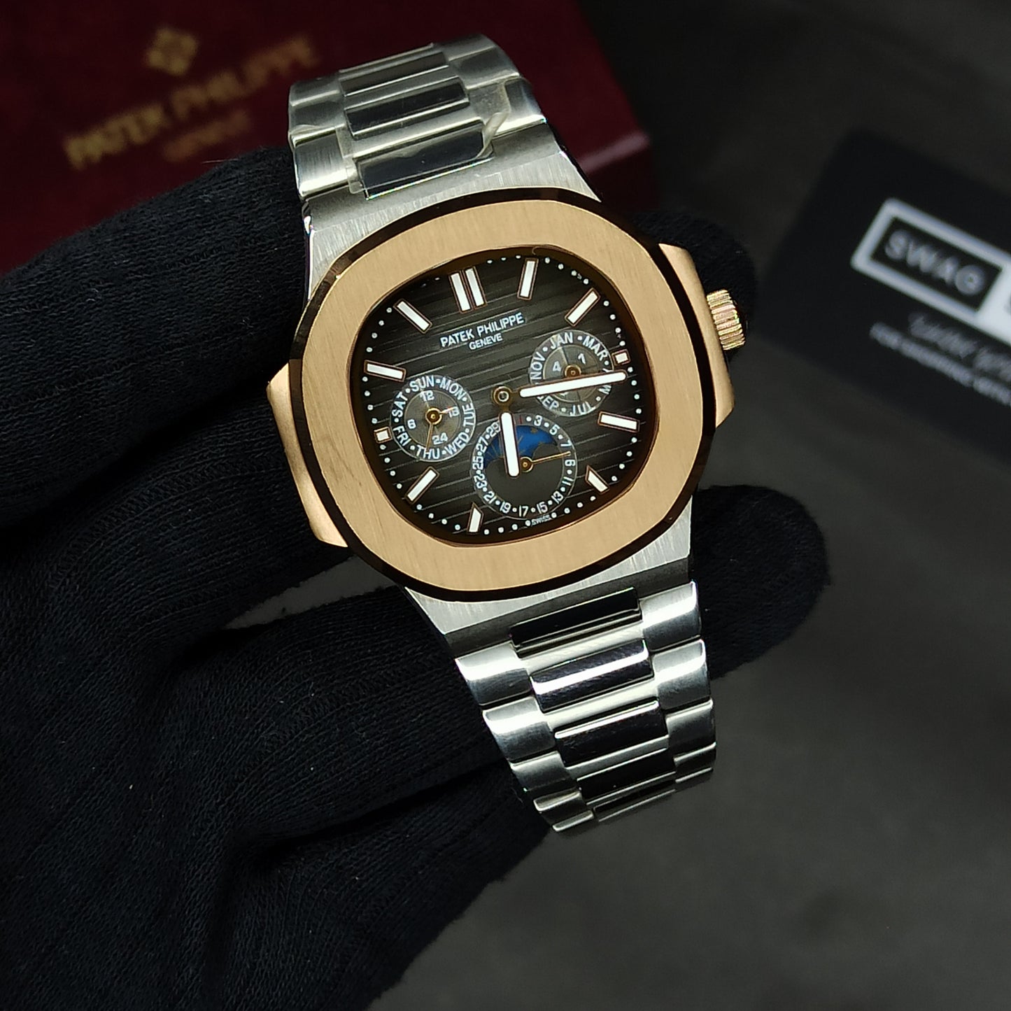 Patek Philippe Nautilus Auto | Silver Chain | Moon phase | Blackish Dial