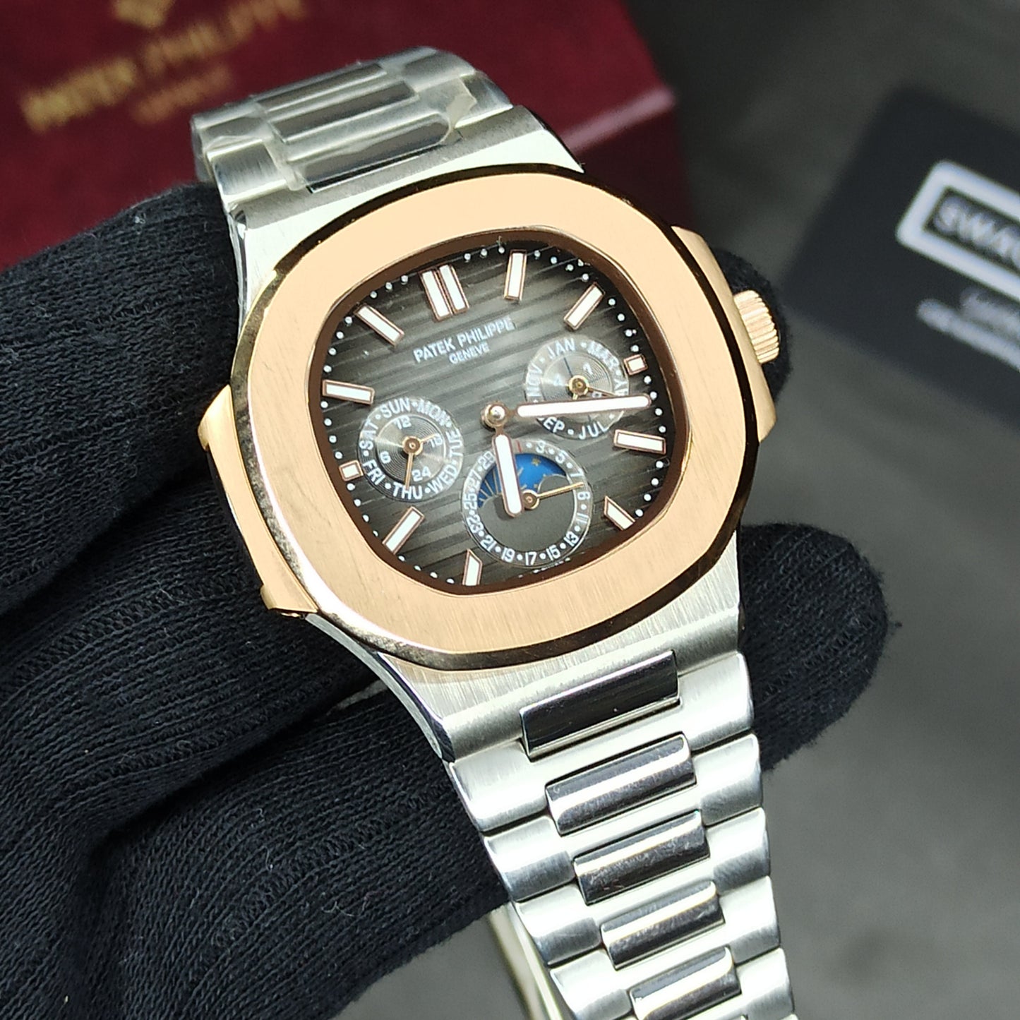 Patek Philippe Nautilus Auto | Silver Chain | Moon phase | Blackish Dial